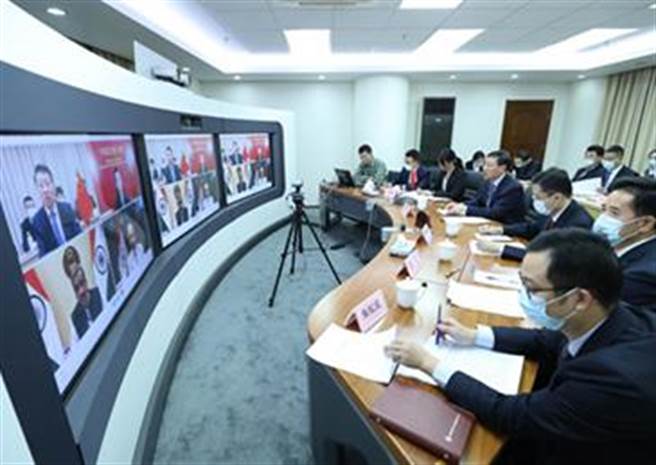 中印双方愿意採取措施进一步缓和边境局势。图为中国外交部边界与海洋事务司司长洪亮与印方视讯会议。（中国外交部）