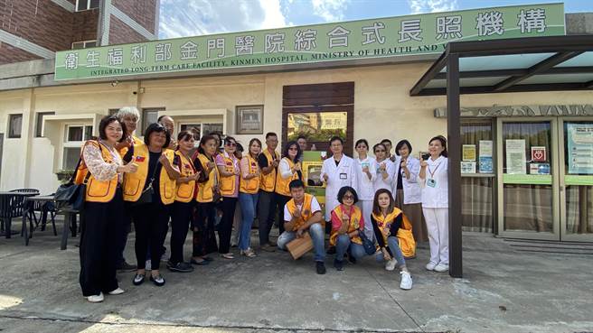 金门狮子会、木兰狮子会及金龙狮子会，3会联合捐赠「自动体外心臟电击去颤器(AED)」给卫福部金门医院，希望藉此抛砖引玉，让爱心更普及(于家麒摄)