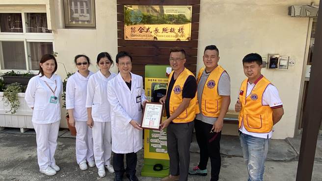 部立金门医院感谢狮子会联合捐赠AED之义举，颁发感谢状以表谢意(于家麒摄)