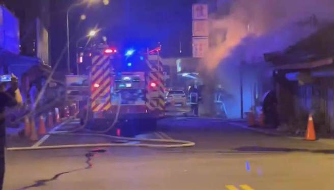 花莲县新城乡佳兴冰菓店昨（14）日晚间失火，现场频传电线爆裂声响。（民眾提供）