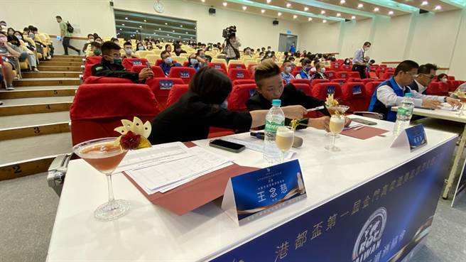 比赛在5名专业评审面前进行，即测即评，加上现场爆满的观眾，也考验台上选手的抗压力(于家麒摄)