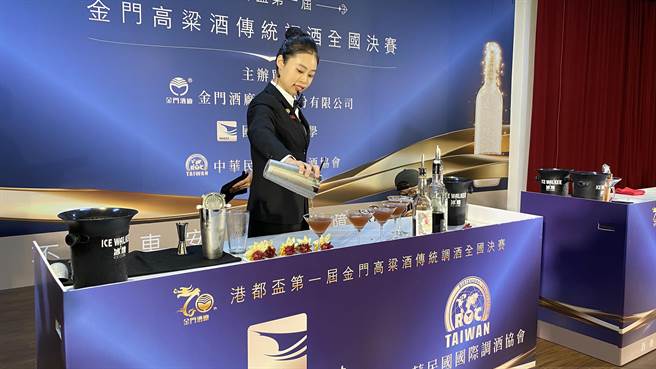 每位选手使出拿手绝活，完成一杯杯堪称艺术的花式调酒作品，精彩万分(于家麒摄)