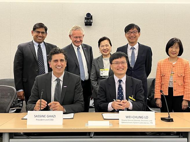 （在经济部长王美花见证下，工研院与Synopsys签订合作备忘录。图／经济部）