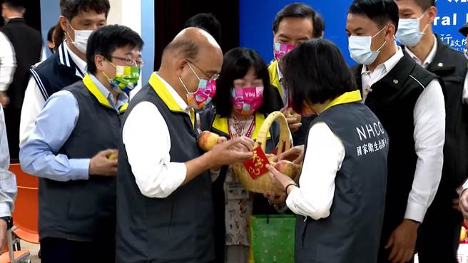 总统蔡英文特别准备象徵「平安」的苹果，分送给指挥中心同仁，也特别拿了一颗送给行政院长苏贞昌。（图取自指挥中心）