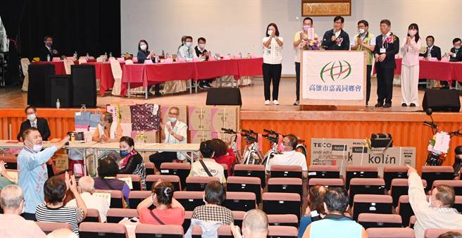 高雄市前议员蔡妈福（台下左）15日在会中不满嘉义同乡会主办方没有介绍他，大声抗议，高雄市长陈其迈在台上（右四）巧妙化解尷尬，请大家用掌声支持蔡妈福。（林瑞益摄）