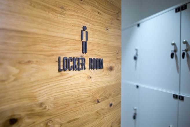 一名男子在新北市某国民运动中心淋浴间逼14岁少年口爆，下场赔惨了。(达志影像)