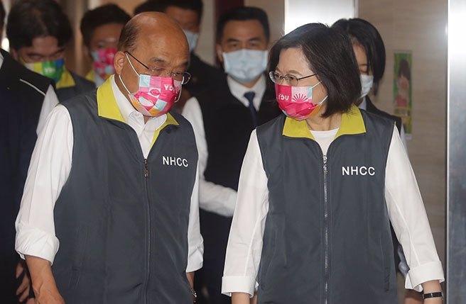 蔡英文总统（右）行政院长苏贞昌（左）15日出COVID-19防疫1000天活动-千锤百炼、苹安幸福 活动，结束后二人ㄧ起离开。（季志翔摄）