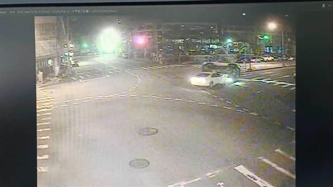 台中太平深夜車禍!休旅車遭撞翻轉1圈卡路中間，致2車6傷送醫，幸無生命危險，詳情尚待警方調查。（截自影片）