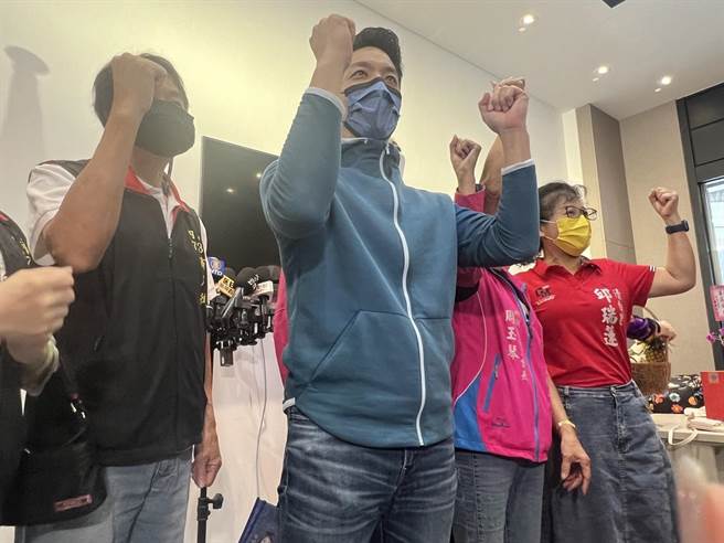 國民黨台北市長候選人蔣萬安表示，尊重蔡委員的決定，但對於同樣是抄襲問題的民進黨來說，他們硬拗的態度真的跟其他政治人物不太一樣。（游念育攝）