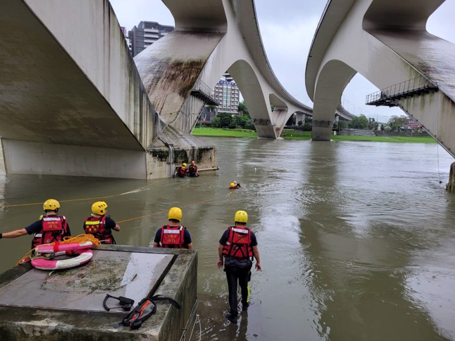 碧潭翻船意外！民眾在碧潭东岸练习龙舟时不慎翻覆，警消急赴现场，救起2男1女。(戴志扬翻摄)