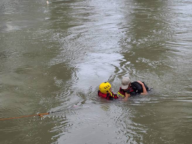 碧潭翻船意外！民眾在碧潭东岸练习龙舟时不慎翻覆，警消急赴现场，救起2男1女。(戴志扬翻摄)