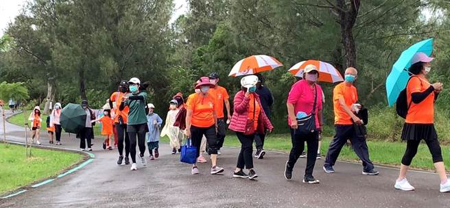 健康家庭幸福台东无菸亲子健走活动15日在台东森林公园登场，吸引逾千位民眾报名参与。（台东县政府提供／蔡旻妤台东传真）