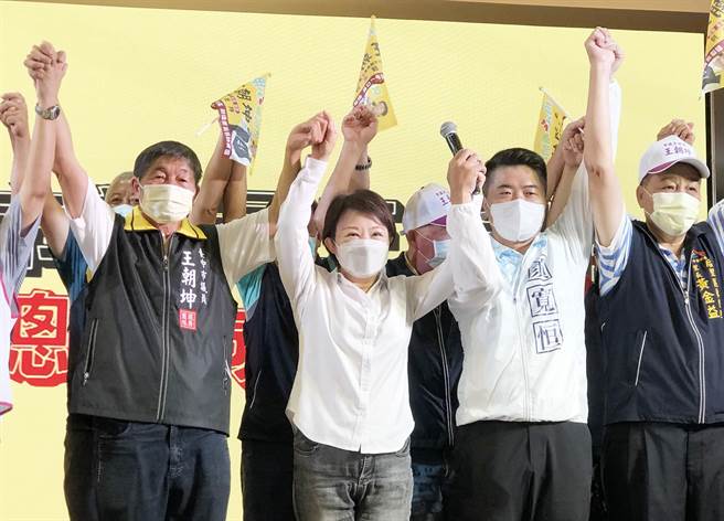 台中市长卢秀燕（左二）日前感谢王朝坤支持市府让预算过关，让她能带领市府团队完成各项建设创造「双赢」，让后里更美好。（本报资料照片）
