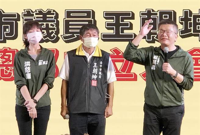 蔡其昌（右）肯定王朝坤一心挂念后里大型医院，他和前立委洪慈庸联手争取。（本报资料照片）