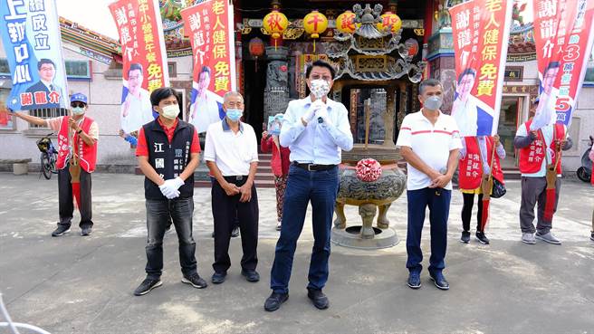 國民黨台南市長候選人謝龍介在歸仁保西代天府「百廟祈福」時，民眾黨市議員候選人江國銘也到場相陪。（謝龍介競選總部提供／洪榮志台南傳真）