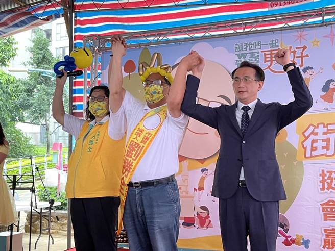 民進黨桃園市長候選人鄭運鵬（右），今出席市議員候選人劉勝全大五福後援會成立大會，聯訪時針對張善政財產申報點出其中可疑之處。（陳夢茹攝）