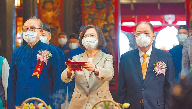 苏焕智两度爆他暗乔警界高官人事 ，黄承国(右)不忍了决定提告。(翻摄自总统府官网)
