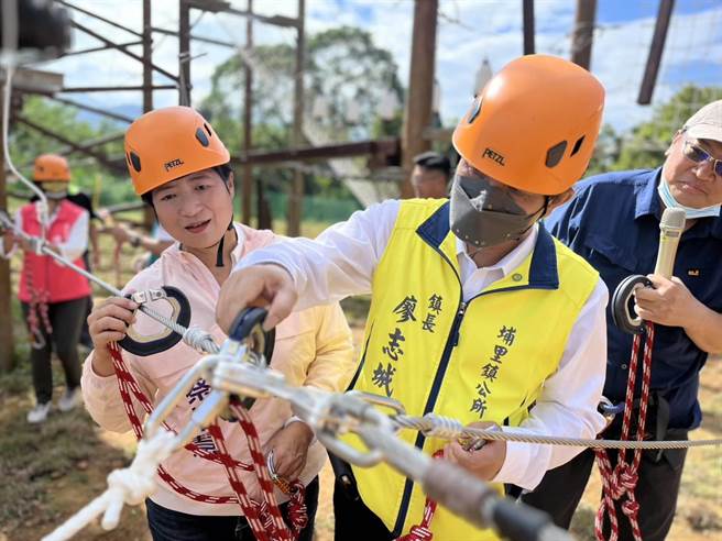 南投縣長候選人蔡培慧與埔里鎮長廖志城穿戴防護裝備，將在指導員的引導下體驗戶外探索設施。（蔡培慧競辦提供／楊靜茹南投傳真）