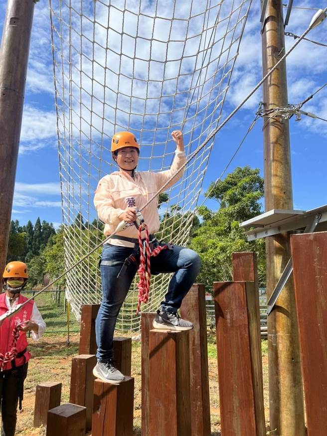 蔡培慧穿戴防護裝備，在指導員的引導下體驗繩索、空中單車等項目。（蔡培慧競辦提供／楊靜茹南投傳真）