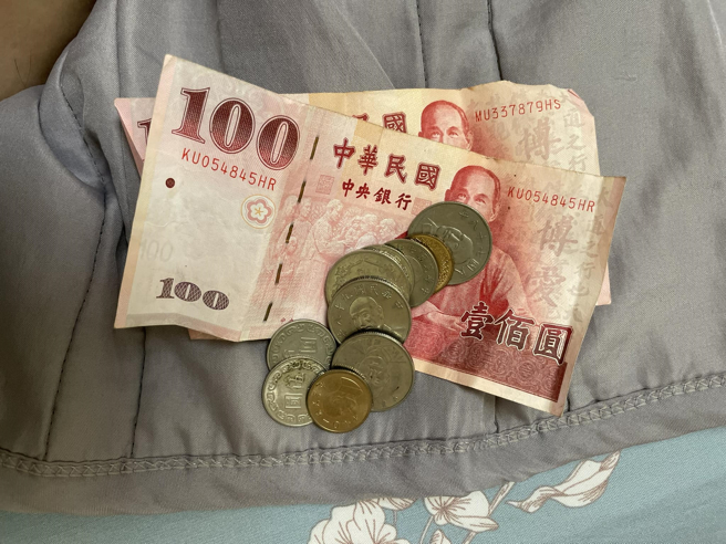 一名女网友表示，近日就读国小的女儿突从自己的存钱筒掏262元给她，要她上班时买好一点的便当。（图／翻摄自爆废公社二馆）