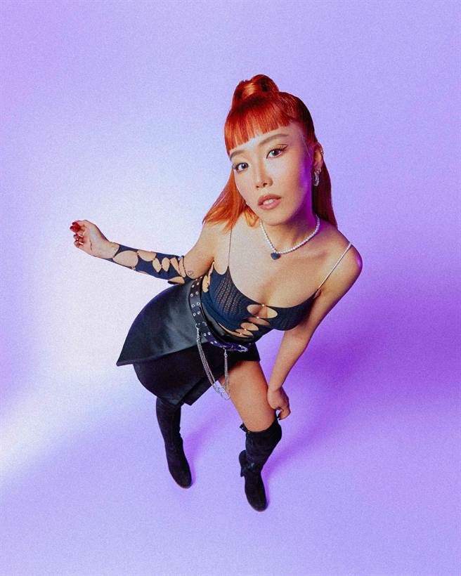 新加坡歌手霏霏推出首张创作EP《嘟声后请留恋》。（华纳音乐提供）