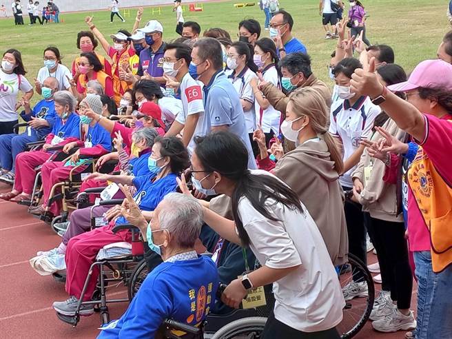仁馨乐活园区执行长王诗婷强调，藉由积极投入参与运动会过程，协助长辈们突破自我，创造乐龄生活的新意义。（弘毓基金会提供）