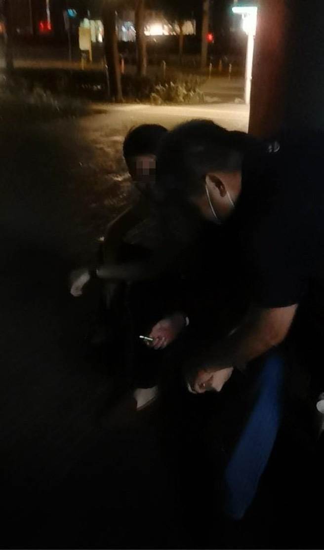 警方當場查獲方男正在吸食大麻。（翻攝照片／林郁平）