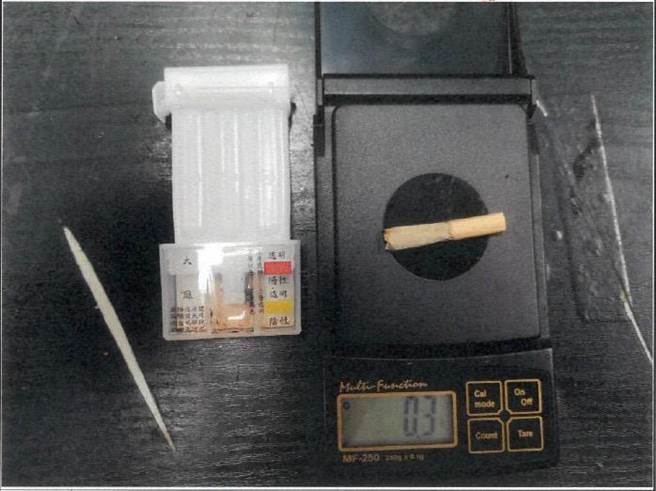 警方查扣到一支大麻捲菸，訊後依毒品罪嫌送辦。（翻攝照片／林郁平）