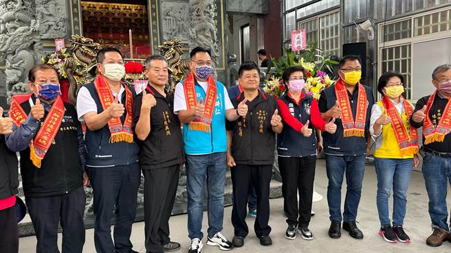 林耕仁（左四）今天参加新竹行德宫六房妈揭牌典礼暨祈安礼斗科仪典礼，为市民祈福身体健康、风调雨顺。（林耕仁提供／陈育贤新竹传真）