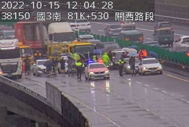 用路人注意！国3北上82.2K多车连环撞，全线封闭塞爆。(翻摄高速公路1968)