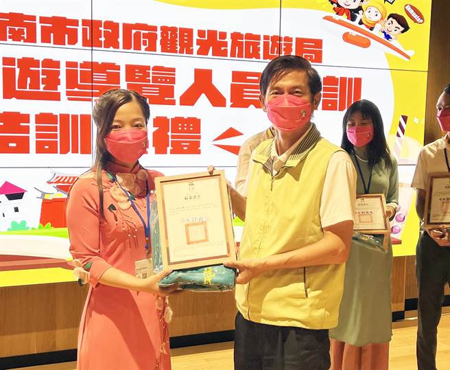 新住民完成「新南向旅游导览人员培训」课程后，获台南市政府观光旅游局颁发证书。（洪荣志摄）