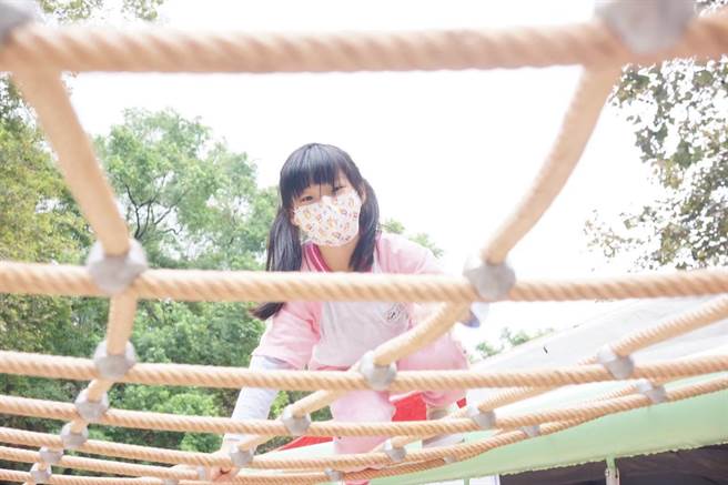 泰山辞修游戏场小朋友开心游玩攀爬网。（新北市景观处提供）