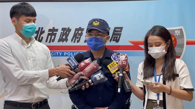 三峡分局警员陈轩宏说明杀人案曝光过程。（王扬杰翻摄）