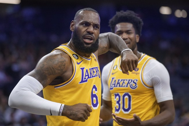 詹姆斯比出揮肘手勢跟裁判示意犯規。(美聯社)