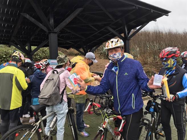 澎管处特别安排资深解说员在建城400年马公风柜尾荷兰城堡遗址、法军纪念碑与日军松岛舰纪念碑等场点，提供车友深入简出的导览解说及闯关游戏。（澎管处提供）