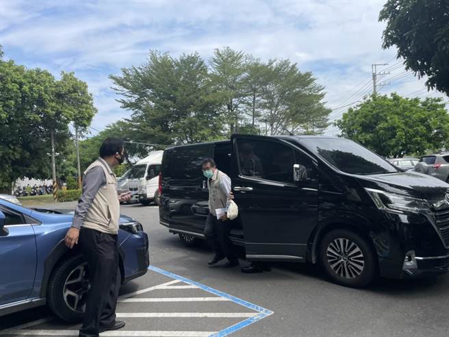 民进党台南市长候选人黄伟哲对韩国瑜将在22日帮谢龙介站台发表看法。（李俊淇摄）