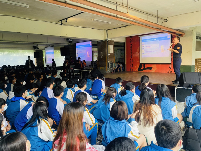 婦幼警察隊隊長林子翔率警員高鈺涵及蔡沁真，與汐止國中師生共500餘人，進行反毒反詐騙犯罪預防宣導課程，再以校園性騷擾及跟騷法做總結。(新北婦幼隊提供)