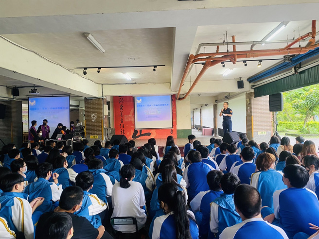 婦幼警察隊隊長林子翔率警員高鈺涵及蔡沁真，與汐止國中師生共500餘人，進行反毒反詐騙犯罪預防宣導課程，再以校園性騷擾及跟騷法做總結。(新北婦幼隊提供)