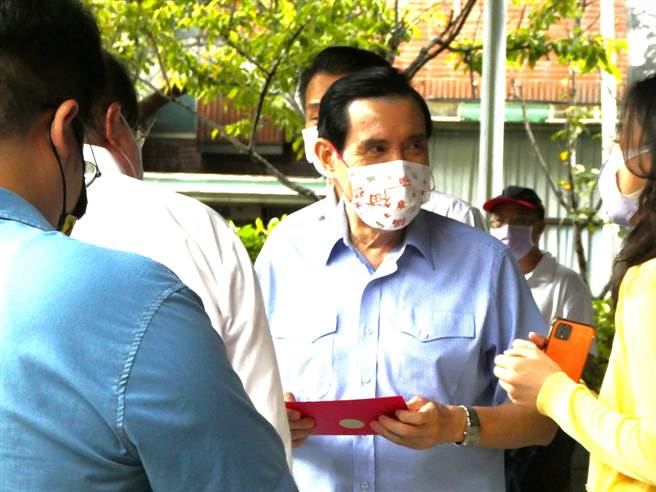 前总统马英九上午参加2022两岸汉字文化艺术节活动致词时表示，过去台湾在国际上扮演着中华文化领航者的角色，但如今在民进党政府极力追求「去中化」下，面临前所未有的挑战，在此关键时刻，书法艺术家传承汉字努力至为重要。（周志豪摄）