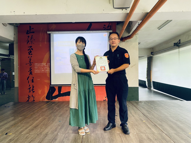 校長王敏秀最後頒贈獎狀感謝新北婦幼隊員警的用心。(新北婦幼隊提供)