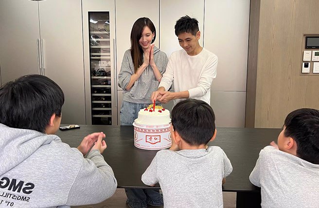 林志颖48岁生日，在脸书上晒出正面照以及老婆陈若仪和3个儿子为他庆生的温馨照片。(翻拍自林志颖脸书)