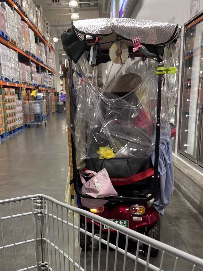 阿嬷的电动代步车还加装了遮阳顶蓬及防风塑胶布，甚至还有悬挂光碟片，作为反射警示后方人车之用。(翻摄脸书Costco好市多 商品经验老实说)
