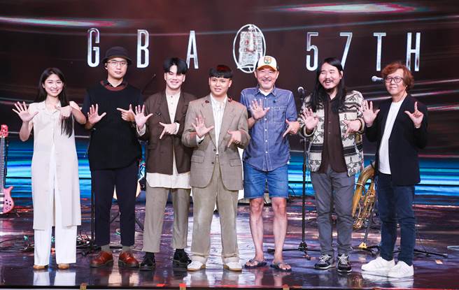 黄连煜（右3）与老王乐队合作相当有默契。（罗永铭摄）