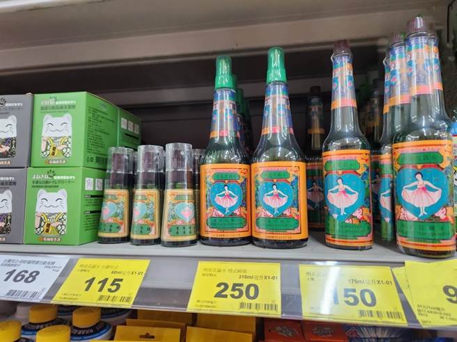 10 月13日起，「明星花露水」在全台家乐福 17 家分店上架开卖。（柯宗纬翻摄）