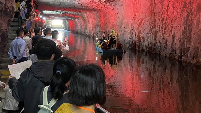 「2022年金门坑道音乐节」于今(15)日上午在翟山坑道隆重登场，吸引国内外乐迷前来欣赏深具战地特色的音乐会(于家麒摄)