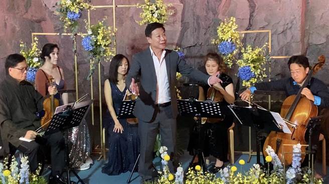 京剧大师朱陆豪(中)演唱《垓下歌》时特别感于战争的无情，不禁让他红了眼眶(于家麒摄)