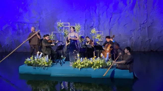 在翟山坑道这座天然的音乐厅，第一天的演出以人声与音符的碰撞揭开序幕(于家麒摄)