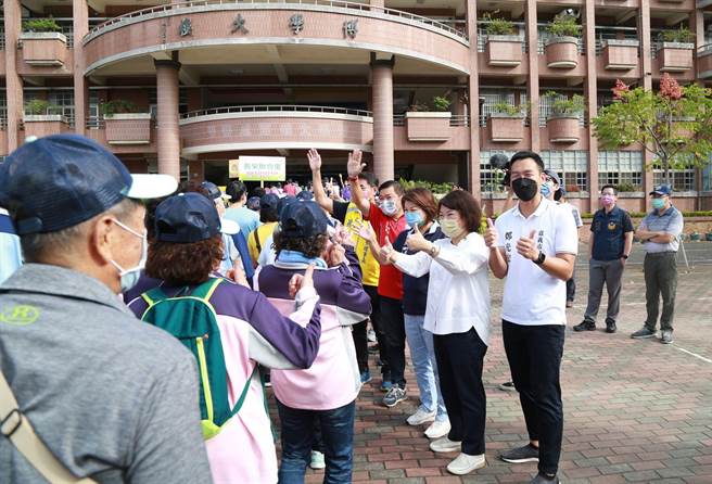 嘉义市长黄敏惠（右二）鼓励大家健走顾健康，常保活力。（廖素慧摄）