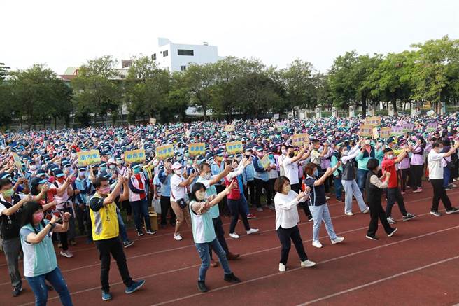 嘉义市长黄敏惠（前排左四）与参加健走活动的民眾一起做暖身操。（廖素慧摄）