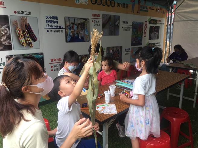 活动期间有手作DIY，吸引亲子前来体验。（崔正纲摄）